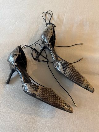 Zapatos tacón estampado serpiente talla 38