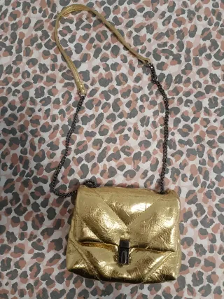 Bolso dorado acolchado con cadena