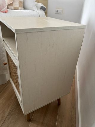 Mesita de noche con puerta de ratán