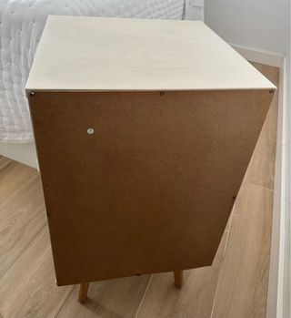 Mesita de noche con puerta de ratán