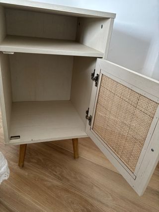 Mesita de noche con puerta de ratán