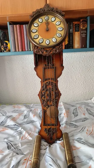 Reloj de pared antiguo con péndulo