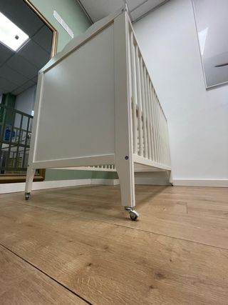 Cuna de bebé blanca con ruedas