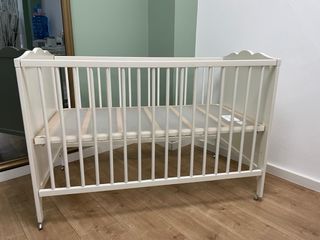 Cuna de bebé blanca con ruedas