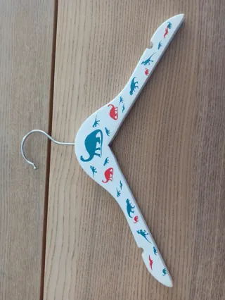 Perchas de madera para niños con dinosaurios
