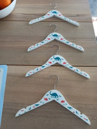 Perchas de madera para niños con dinosaurios