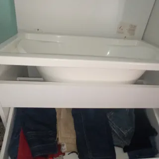 Bañera de bebé, pañalera y mueble de guardar ropa.