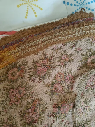 Falda mesa camilla floral beige y rosa