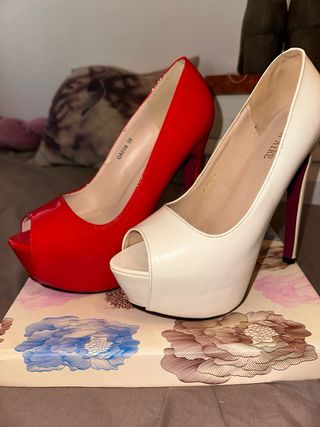 Zapatos de tacón blancos y rojos