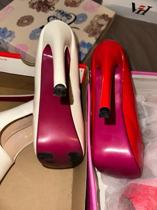 Zapatos de tacón blancos y rojos