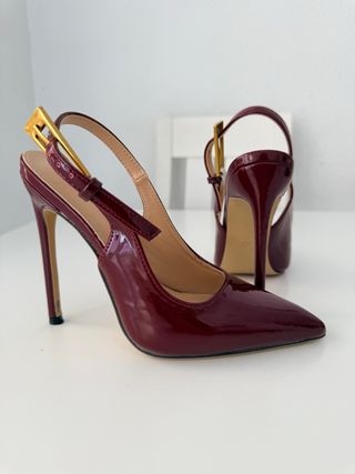 Zapatos de tacón burdeos con detalle dorado