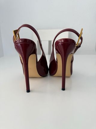 Zapatos de tacón burdeos con detalle dorado