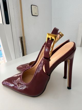 Zapatos de tacón burdeos con detalle dorado