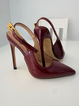 Zapatos de tacón burdeos con detalle dorado