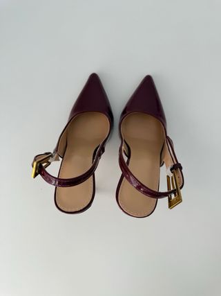 Zapatos de tacón burdeos con detalle dorado