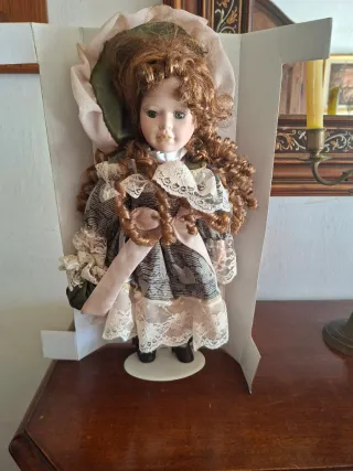 Bambola d'epoca con vestito