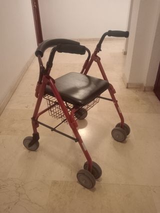 Andador adulto con ruedas,asiento y cesta.