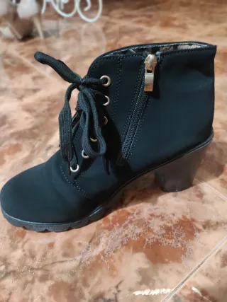 Botines negros con cordones y hebilla