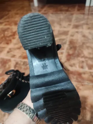 Botines negros con cordones y hebilla