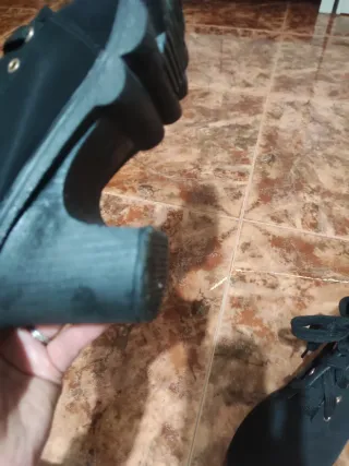 Botines negros con cordones y hebilla