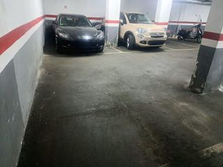 Garaje en venta en La Font de la Guatlla en Barcelona