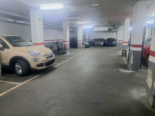 Garaje en venta en La Font de la Guatlla en Barcelona