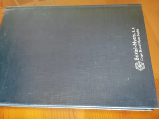 Libro antiguo de medicina sobre VIH
