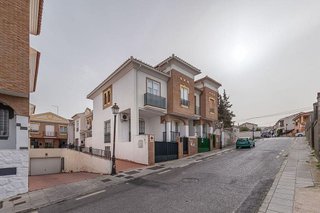 Casa adosada en venta en Zubia (La)