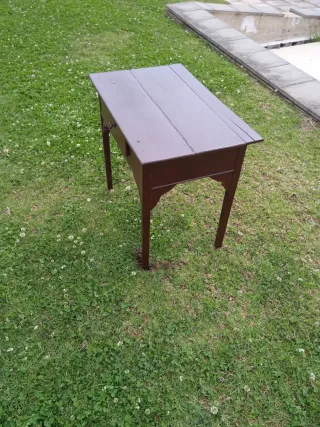 Mesita auxiliar de madera clásica