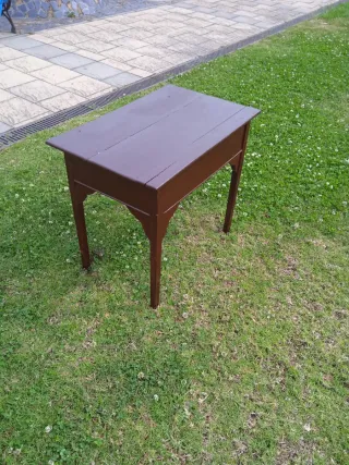 Mesita auxiliar de madera clásica