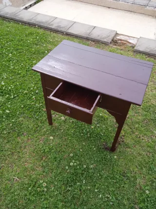 Mesita auxiliar de madera clásica