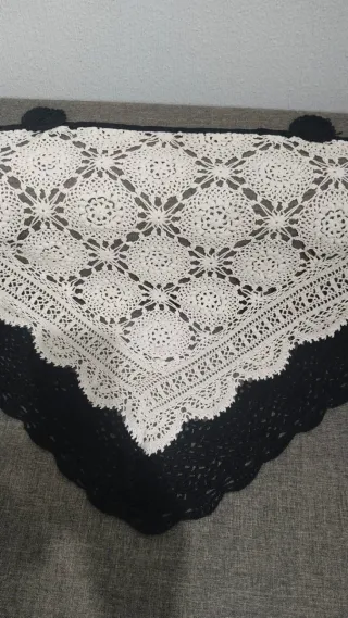 Mantoncillo Toca Crochet Negro y Beige