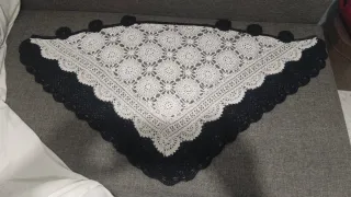 Mantoncillo Toca Crochet Negro y Beige