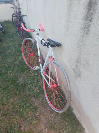 Bicicleta estilo Fixie Blanca con Ruedas Rosa.
