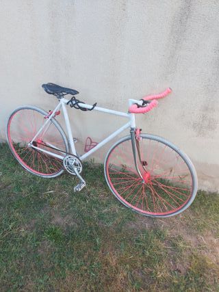 Bicicleta estilo Fixie Blanca con Ruedas Rosa.