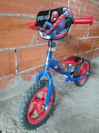 Bicicleta sin pedales azul y roja Spiderman