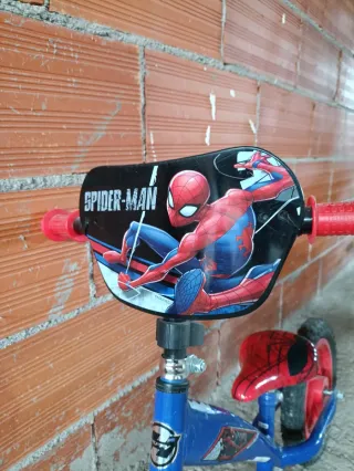 Bicicleta sin pedales azul y roja Spiderman