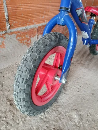 Bicicleta sin pedales azul y roja Spiderman