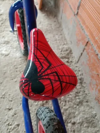 Bicicleta sin pedales azul y roja Spiderman