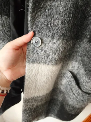 Abrigo Mango a cuadros gris y blanco