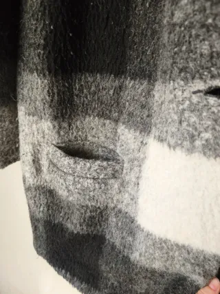 Abrigo Mango a cuadros gris y blanco