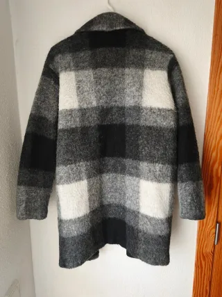 Abrigo Mango a cuadros gris y blanco