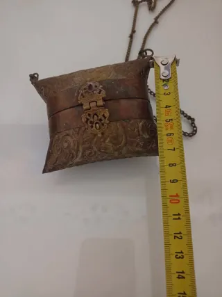 Bolso de latón vintage con cadena