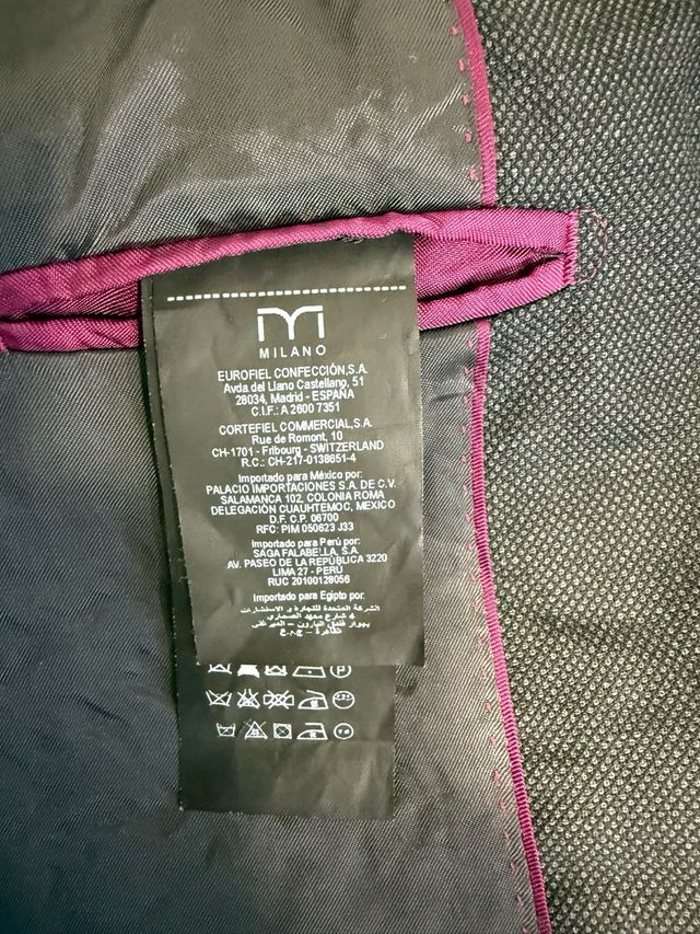Traje completo color gris corte clásico. Talla 48