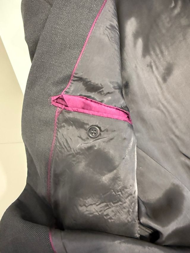 Traje completo color gris corte clásico. Talla 48