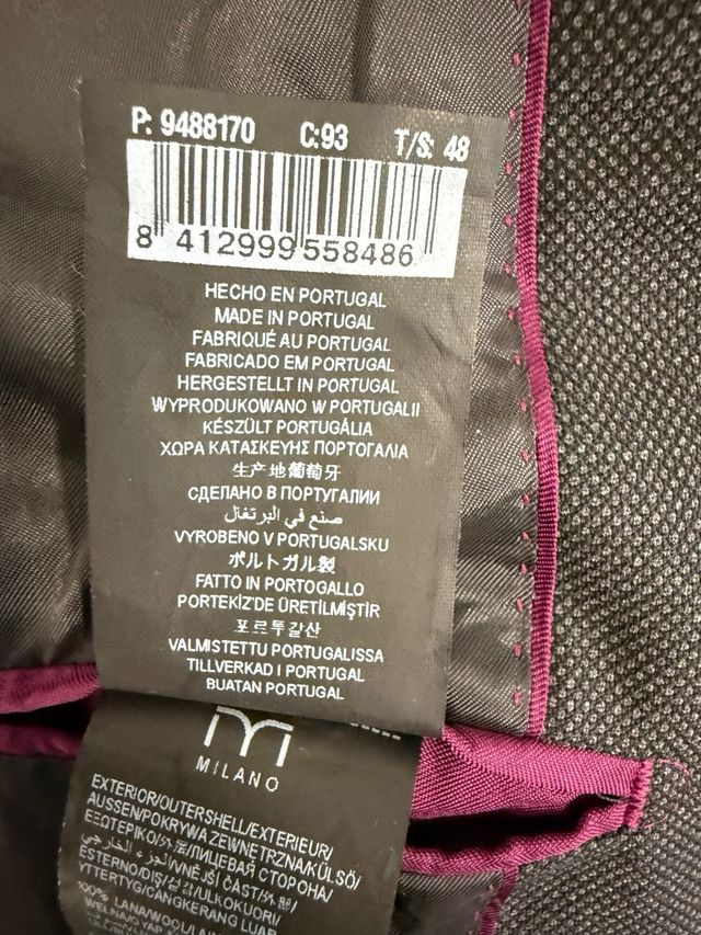 Traje completo color gris corte clásico. Talla 48