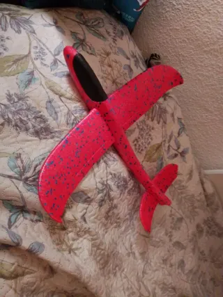 Avión de corcho rojo para lanzar