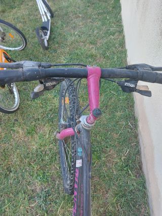 Bicicleta Mountain Bike negra y Rosa