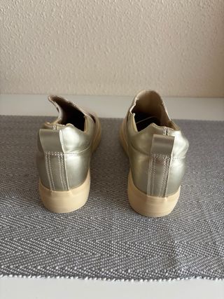 Zapatillas plataforma beige y doradas talla 37