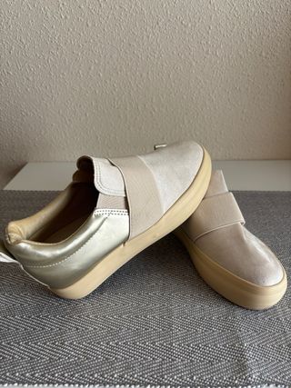 Zapatillas plataforma beige y doradas talla 37